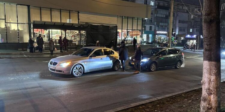 Accident în Chișinău: BMW și taxi implicate într-o coliziune pe șoseaua Hîncești