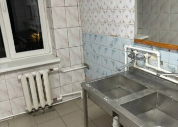 „Mama a plâns două ore când a văzut camera”. Președintele CNTM, despre căminele din Moldova: Apa și lumina sunt oprite după 22 și fetele pun apă caldă în sticle pentru a se încălzi