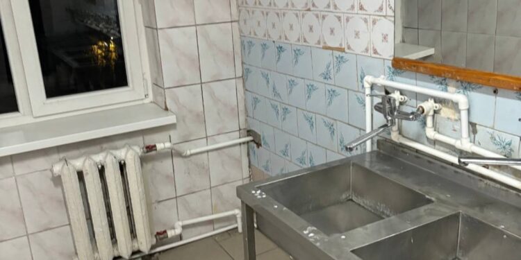 „Mama a plâns două ore când a văzut camera”. Președintele CNTM, despre căminele din Moldova: Apa și lumina sunt oprite după 22 și fetele pun apă caldă în sticle pentru a se încălzi