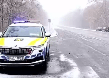 Atenționare pentru șoferi: Lapoviță și ninsoare pe drumuri, poliția recomandă viteză redusă