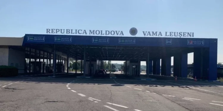 Vameșii de la Leușeni descoperă un transport ilegal de articole vestimentare