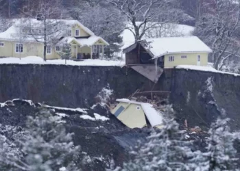 На севере Норвегии несколько тысяч человек отрезаны от мира из-за оползней