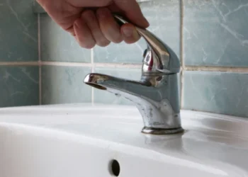 Consumatorii de pe două străzi din capitală vor rămîne temporar fără apă