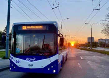 Astăzi, mai multe rute de troleibuz și autobuz își schimbă itinerarul. Iată cum va circula transportul public.
