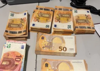 O pasageră a ascuns bani de vameși. Ce sumă avea prin bagaje