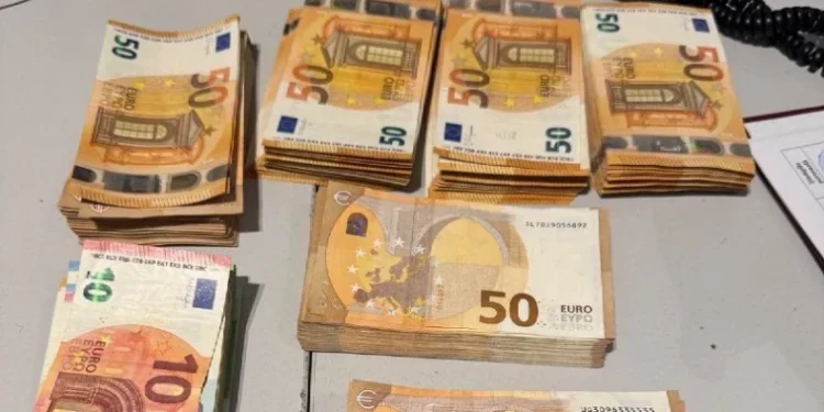 O pasageră a ascuns bani de vameși. Ce sumă avea prin bagaje