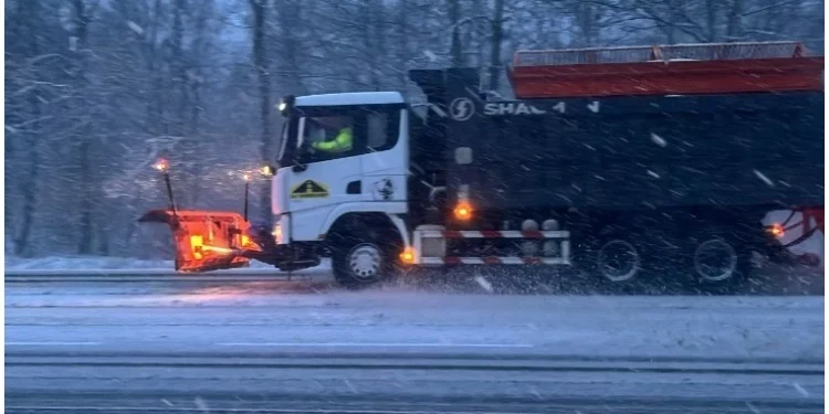 Sfaturi pentru siguranța rutieră în sărbători: Drumarii mobilizați pe traseele naționale