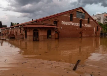 Ploi torențiale provoacă inundații în Atena și pe insula Evia