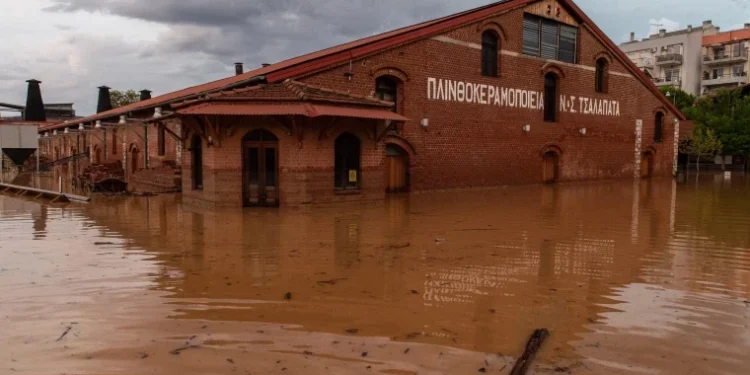 Ploi torențiale provoacă inundații în Atena și pe insula Evia