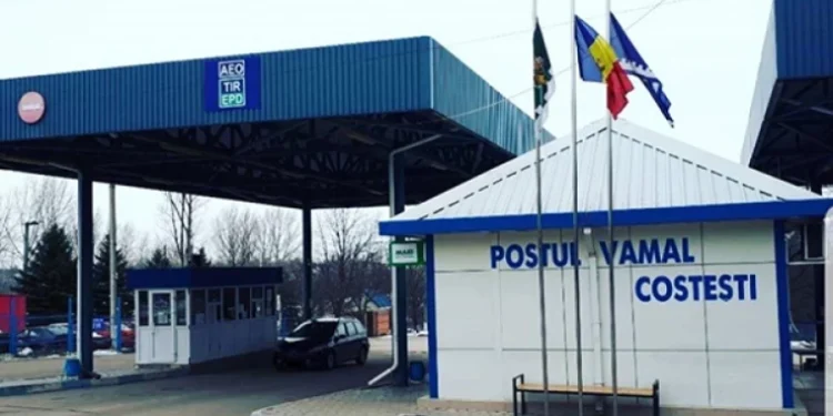 Mărfuri de contrabandă, găsite într-un autobuz de vameșii de la Costești