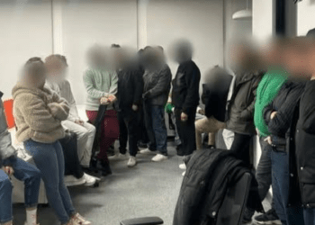 Vor petrece Revelionul după gratii: Cei 12 angajați de la un call centru, reținuți după ce au lăsat mai mulți cetățeni străini fără sume enorme de bani, în arest
