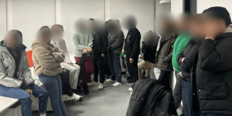 Vor petrece Revelionul după gratii: Cei 12 angajați de la un call centru, reținuți după ce au lăsat mai mulți cetățeni străini fără sume enorme de bani, în arest