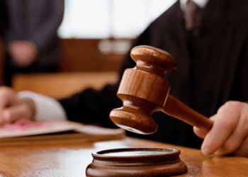 Bărbat de 52 de ani acuzat de muncă forțată și înșelăciune, riscă până la 10 ani de închisoare