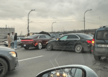 Accident fără victime în Chișinău: Audi și Mercedes s-au ciocnit în sectorul Botanica