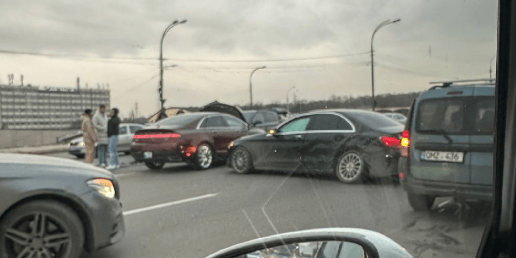 Accident fără victime în Chișinău: Audi și Mercedes s-au ciocnit în sectorul Botanica
