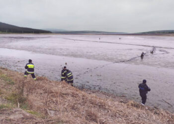Un bărbat a rămas prins în nămolul unui iaz secat din Ghiliceni, dar a scăpat nevătămat