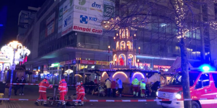 Alertă de securitate în Germania: O mașină a intrat în mulțime, la Piața de Crăciun din Magdeburg