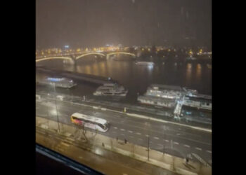 Accident pe Dunăre, la Budapesta. Două ambarcațiuni de pasageri și un doc au fost avariate, după ce au fost lovite de o barjă