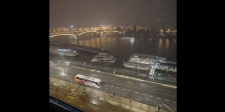 Accident pe Dunăre, la Budapesta. Două ambarcațiuni de pasageri și un doc au fost avariate, după ce au fost lovite de o barjă