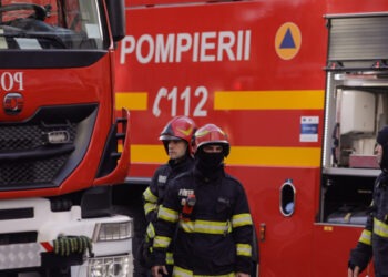 Incendiu puternic într-o clădire din Romînia . Pompierii intervin cu șapte autospeciale