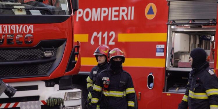 Incendiu puternic într-o clădire din Romînia . Pompierii intervin cu șapte autospeciale