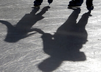 O fetiță de 9 ani s-a curentat la un patinoar din Ploiești. Reacția Poliției