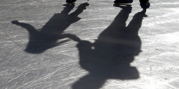 O fetiță de 9 ani s-a curentat la un patinoar din Ploiești. Reacția Poliției