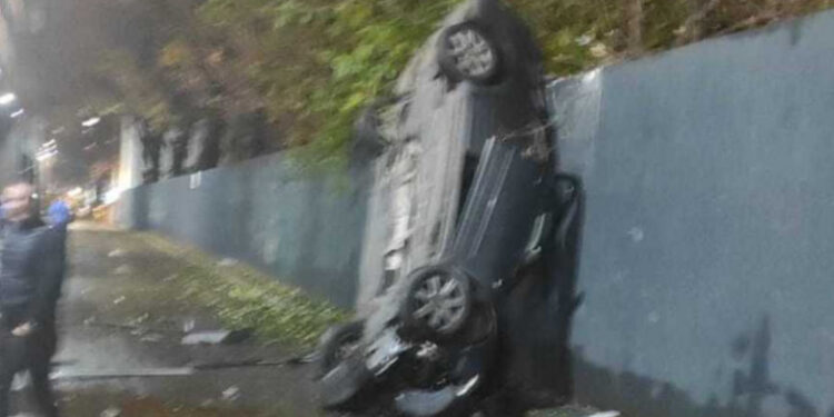 Accident la Mega Mall București: O mașină a căzut de la etajul al doilea, șoferul era un tânăr fără permis