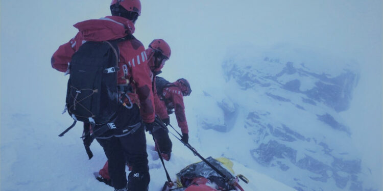 Trei ucraineni au fost găsiți de Salvamont în Munţii Maramureşului. Erau de 10 zile pe drum şi nu mai aveau hrană şi apă