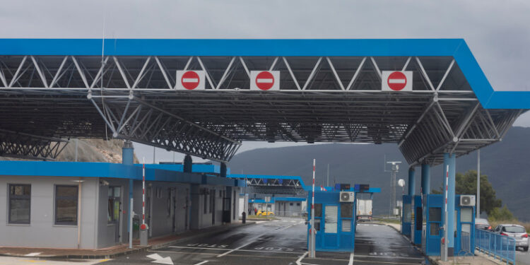 Un bărbat care transporta un cadavru pe scaunul pasagerului a fost arestat la frontieră, în Croația. Ce explicație a dat autorităților