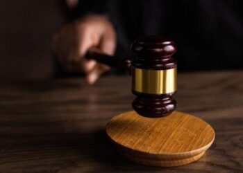 Femeie din Strășeni condamnată la închisoare după ce a încercat să-și omoare concubinul cu un cuțit