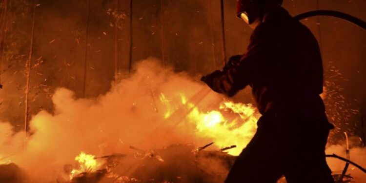 Incendiu într-o locuință din Roșcanii de Sus: Un bărbat de 65 de ani a suferit arsuri grave