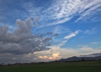 Norii vor acoperi cerul azi, dar nu vor aduce precipitații