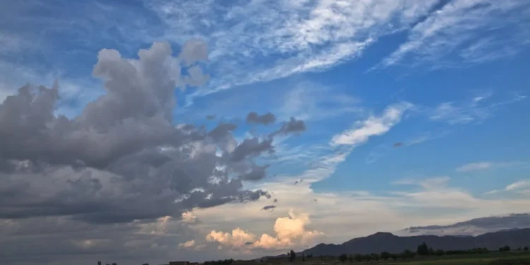 Norii vor acoperi cerul azi, dar nu vor aduce precipitații