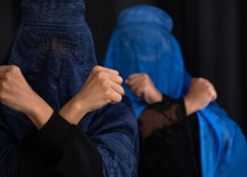 Țara în care spațiile ocupate de femei trebuie să aibă ferestrele astupate. „A le vedea lucrând poate genera acte obscene”