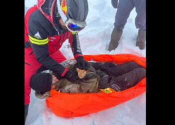 Cum a fost salvat un ucrainean de o pisică. Bărbatul de 28 de ani căzuse într-o râpă în Munții Maramureșului