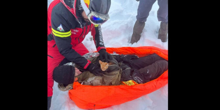 Cum a fost salvat un ucrainean de o pisică. Bărbatul de 28 de ani căzuse într-o râpă în Munții Maramureșului