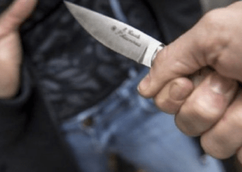 Conflict sângeros într-o familie din Strășeni: Bărbat înjunghiat de concubinul mamei sale