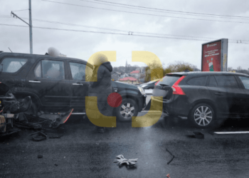 Impact puternic pe podul de la Botanica: Trei automobile și un camion s-au tamponat violent