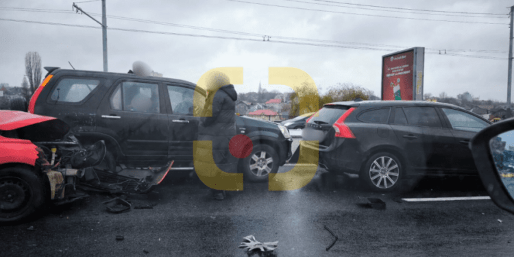 Impact puternic pe podul de la Botanica: Trei automobile și un camion s-au tamponat violent