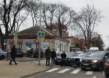 FOTO Impact puternic între un Audi și un BMW. O persoană a fost transportată la spital