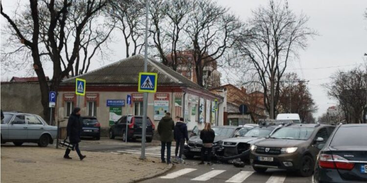 FOTO Impact puternic între un Audi și un BMW. O persoană a fost transportată la spital
