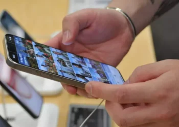 Apple în centrul unui proces sensibil: un angajat acuză supravegherea electronică constantă