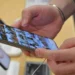 Apple în centrul unui proces sensibil: un angajat acuză supravegherea electronică constantă