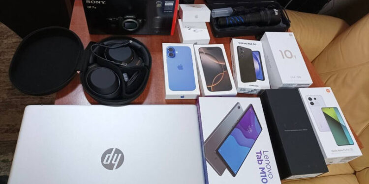 Control vamal la Cahul: Tânăr prins cu telefoane, laptop și gadgeturi nedeclarate