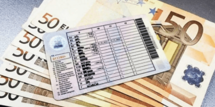 Pașapoarte și permise de conducere, fabricate acasă și vândute cu 3 200 lei: Patru bărbați, reținuți de oamenii legii