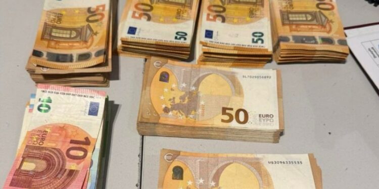 Таможенники Кишинева задержали пассажирку с крупной суммой в багаже