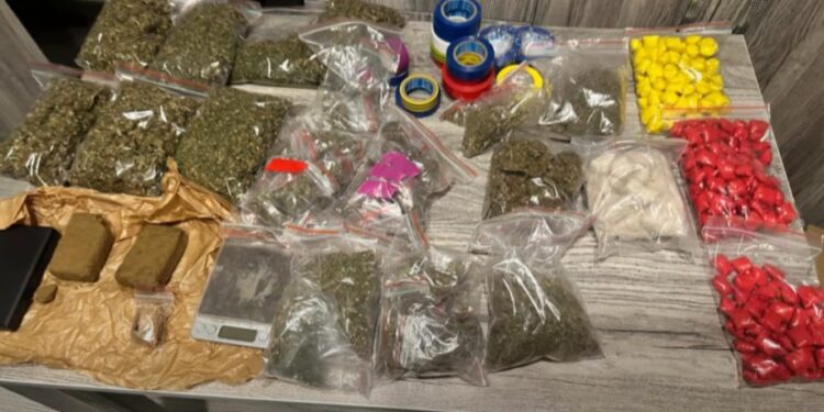 Percheziții într-un apartament din Chișinău. Droguri de peste 1.000.000 de lei, ridicate de la doi tineri