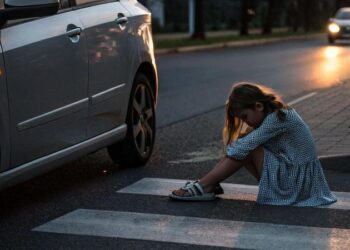 O fetiță, spulberată pe o trecere din centrul capitalei, în timp ce traversa strada la verde: Părinții săi caută imagini video din momentul accidentului