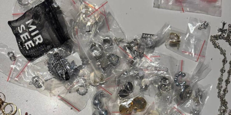 Bijuterii ascunse descoperite de vameși la Aeroportul Chișinău